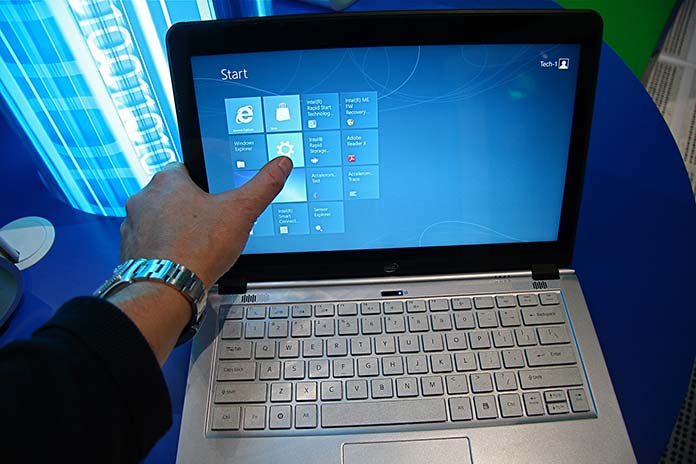 Photograph showing an example of thumb use in the middle of a hybrid device screen.